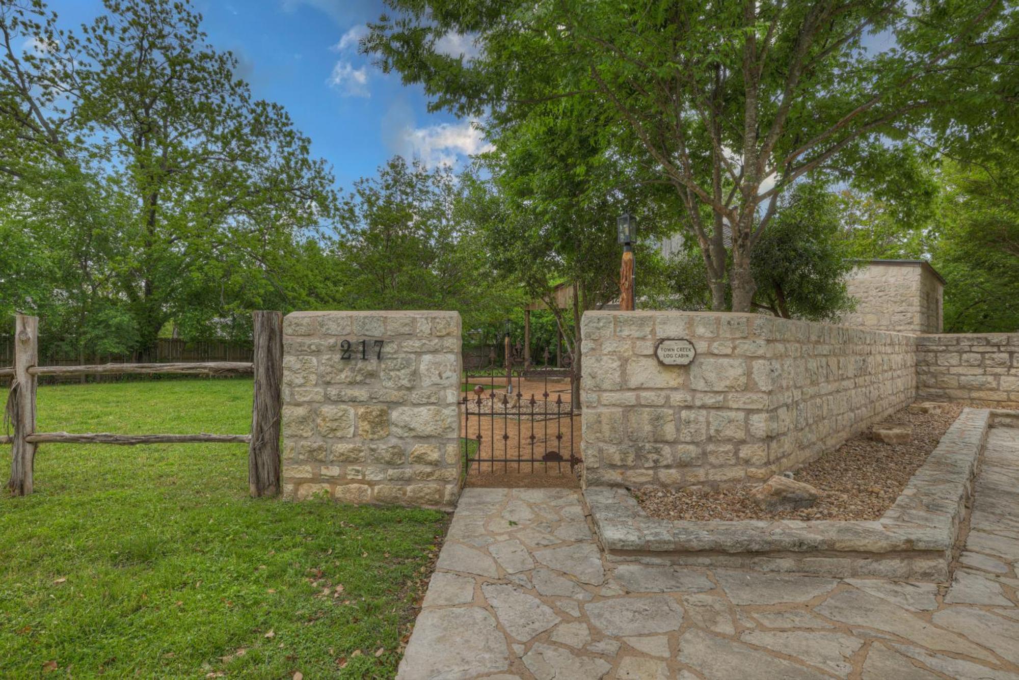 Town Creek Cabin Walk To Main St Villa Fredericksburg Esterno foto